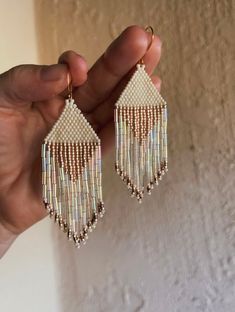 Brick Stitch Tutorial, Unique Beaded Jewelry, Handwoven Earrings, Beaded Things, Beaded Hat, Beaded Earrings Diy, Seed Beading, Seed Bead Patterns, Beaded Jewels