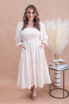 Sorprende al público con nuestro vestido midi 'Serena'. Con fruncido en la espalda del busto y pequeños detalles florales en todo el vestido.

 Tela:

 Pequeño para talla 2-4

 Mediano para 6-8

 Grande se adapta a tallas 10-12

 Lavar a mano en agua fría, extender para secar Summer Basics, Jumpsuit Skirt, Sequin Shorts, Swimsuit Dress, Jumpsuit Shorts Rompers, Maxi Dresses Casual, Floral Midi Dress, Short Rompers, Dress Romper