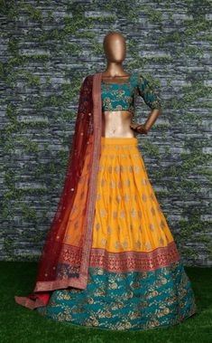 Sabyasachi Designer, Indian Wedding Lehenga, Indian Bridesmaid Dresses, Bridal Lengha, Choli Dress, Indian Lehenga Choli, Lehenga Choli Wedding, Yellow Lehenga, Bollywood Lehenga