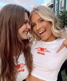 Shop Big Little Reveal at Ali & Ariel 🧚🏼‍♀️ Custom Greek & Sorority Apparel Crop Top Models, Big Little Sorority Shirts, My Twin Flame, Sorority Poses, Big Little Basket, Recruitment Shirts, Big Little Shirts, Big Lil, Fitted Crop Top