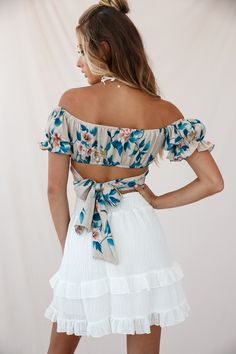 Shop the Linka Off-Shoulder Tie-Back Crop Top Floral Print Mocha | Selfie Leslie Looks Hippie, Crop Top Floral, Yellow Bridesmaids, Classy Girl, Off Shoulder Fashion, Floral Print Fabric, Clothing Tags, Date Night Dresses, Mini Dress Casual