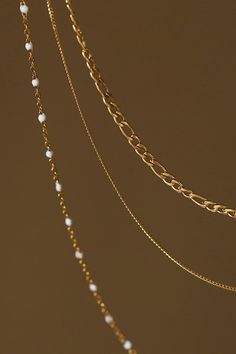 three layered 18K gold necklace pearl details Gold Necklaces Aesthetic, Chain Pearl Necklace, Necklaces Aesthetic, Jewellery Aesthetic, Layered Chain, Delicate Feminine, Beauty Features, Pearl Details, Gold Pearl Necklace