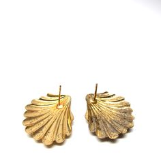 "Vintage seashell earrings, gold toned finished.post back earrings. Sea shell jewelry, nautical. Scallop shell earrings.Beach seaside jewelry, summertime bling. Size of earrings: 1\" x .75\" or 2.5 x 1.8 cm approxinately Condition: Fair. A fair amount of wear on the front. The finish is worn away a bit and tarnish on the underside. See photos above. There are no back to the posts. Would be lovely worn or re-purposed! You might like: http://www.etsy.com/listing/103610925/strawberry-purse-basket-c Purse Basket, Strawberry Purse, Sea Shell Jewelry, Earrings Beach, Seashell Earrings, Seashell Jewelry, Scallop Shell, Book And Magazine, Scallop Shells