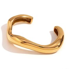 Add some flair to your bracelet stack with the Curvy bangle. This 18k gold plated piece is a statement-making must-have! Luxury Adjustable Hinged Bangle, Luxury Adjustable Flexible Bangle, Chunky Cuff Bracelet, Kendra Scott Bracelet, Brass Cuff Bracelet, Adjustable Bangle Bracelet, Brass Cuff, Brass Bracelet, Adjustable Bangle