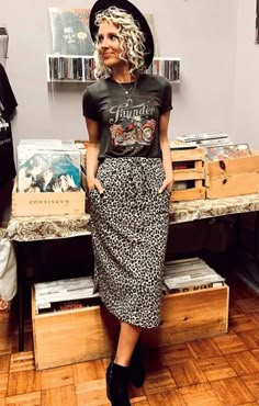 Leopard Print Midi Skirt Outfit, Animal Print Skirt Outfit, Leopard Midi Skirt Outfit, Leopard Print Skirt Outfit, Animal Print Skirts, Printed Skirt Outfit, Leopard Print Midi Skirt, Look Hippie Chic