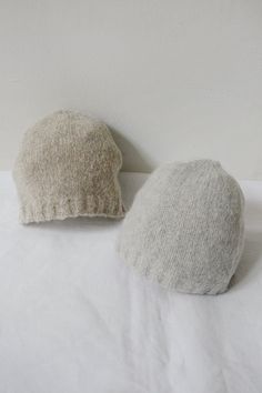 Made with silky soft and high quality cashmere, Makie's baby hat "Cashmere Cap Gema" will surely keep your baby's head warm in cold weather. Bonnet Cap, Cashmere Pants, Baby Inspiration, Leggings And Socks, Shoes For Leggings, Baby Head, Kids Outerwear, Baby Gift Sets, Baby Hat