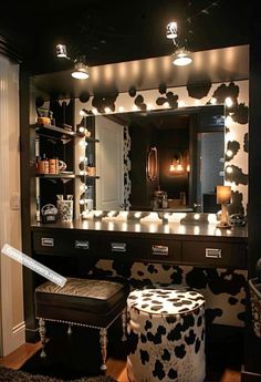 Western Make Up Vanity, Cow Print Apartment Decor, Western Theme House Ideas, Western Makeup Vanity Ideas, Cute Country Bedroom Ideas, Western Makeup Vanity, Cow Print Room Decor Aesthetic, Cowgirl Vanity, Cowprint Bedroom