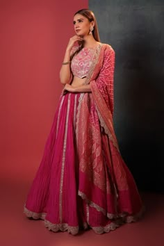 Pink Dupatta For Lehenga, Gotapatti Work Lehenga, Crush Lehenga Design, Gota Patti Blouse Design, Bandhani Dupatta Outfit, Bandhani Dupatta Dress, Bandhani Saree Look, Gotapatti Lehenga, Gota Patti Blouse