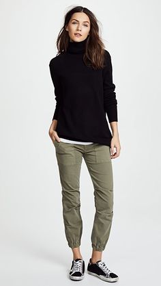 Adrette Outfits, Military Pants, Nili Lotan, Weekend Wear, Black Sweater, Looks Style, Fall Winter Outfits, Outfits Casuales, Look Fashion