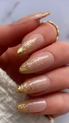 25 Gold Nails That Add Elegance To Your Look Gold Outlined Nails, Cute Subtle Nail Designs, 35th Birthday Nail Ideas, New Years Nails With Glitter, Gold Jeweled Nails, Gold Chrome Nails Christmas, Clear Gold Flake Nails, Nail Design With Rhinestones Simple, Champagne Gold Nails Sparkle