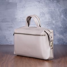 This nice gray colour leather handbag can be weared as shoulder bag or crossbody bag. It's perfect everyday womens purse, as it has long removable strap and top handle, so you can adjust ir to your needs and occassion. Optimal size gives elegant look but it has enought space for your essentials. #womenpurses #crossbodybag #sidebags #shoulderbag #tophandlepurse Leather Weekender Bag, Brown Leather Backpack, Leather Rucksack, Perfect Handbag, Leather Duffle, Side Bags, Purse Styles, Leather Clutch Bags, Leather Bag Women