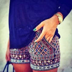 Gorgeous Short and Blouse with Suitable Handbag - Street Style Shorts Sewing, Boho Styl, Insta Bio, Mode Boho, Estilo Boho Chic, Coachella Outfit, Bohol, Embroidered Shorts, Moroccan Style