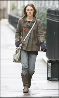 French 2000s Style, Keira Knightley Street Style 2000s, Kiera Knightly Street Fashion, British Woman Aesthetic, Early 1990s Fashion, 2010s Fashion Women, Carpet Photography, Christian Girl Autumn, Keira Knightley Style