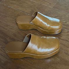 Cute Platform Clogs Great Condition Looks New Cute Clogs, Clogs Platform, Womens Clogs And Mules, Brown Mules, Brown Clogs, Lisa Says Gah, Platform Clogs, Mule Clogs, Platform Shoes