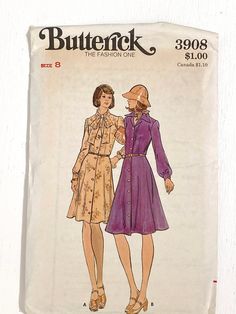 two women's dresses are shown on the front and back of a sewing pattern