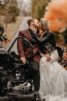 Motorcycle Wedding Pictures, Motorcycle Photo Shoot, Bike Wedding, Harley Davidson Wedding, Motorcycle Wedding, Dark Wedding Theme, Biker Wedding, Edgy Wedding, Rockabilly Wedding