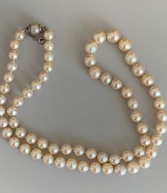 Falling Akoya cultured pearl necklace. White gold (18k) clasp made of a pearl. Pearl diameter: approximately 8 to 5 mm. Safety chain. Length: 53cm Gross Weight: 30.90 g Further information : We issue an invoice as well as a certificate of authenticity established by our qualified gemologist (LFG Paris). Our photos are not reworked and are taken in a natural light environment. We can send you a short video upon simple request. Each piece of jewelry is delivered in a box. Each shipment is made wit Pearl Necklace With Pendant For Anniversary, Formal Pearl Drop Necklace With Round Beads, Vintage Pearl Necklace For Formal Occasions, Formal Necklaces With Round High Luster Beads, Formal High Luster Round Bead Necklaces, Formal High Luster Round Beaded Necklaces, Formal Pearl White Costume Jewelry Necklace, Round Pearl Costume Jewelry Necklace, Vintage Pearl Necklaces For Formal Occasions