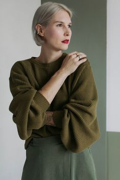 DUNE - sweater made from cotton knitwear with a visible, thick weave. Short, with ornamental wide sleeves. The bottom and the sleeves of the sweater are finished off with a wide rib. Color: khaki The blouse is in one universal size. Pulpa is 176 cm tall. Fabric: 80% cotton, 20% poliester - made in Europe Wash in a washing machine in 20 degrees Celsius or manually in cool water. One size: Bust: 130 cm  Total length: 56 cm Sleeve length: 64 cm Winter Sweater With Blouson Balloon Sleeves, Winter Sweater With Balloon Sleeves, Textured Knit Lantern Sleeve Sweater, Balloon Sweater, Khaki Sweater, Work Fits, Knitwear Sweater, Autumn Casual, Oversized Style