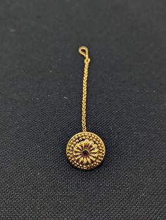 Please allow some variation in color. Length from hook: 4.15 inches. Width: 0.85 inches. Gold plated polki stone pasted Traditional bore tikka. Base material is made of copper alloy. Maang Tikka Gold, Nethi Chutti, Papidi Billa, Maang Tikka Design, Tikka Designs, Tikka Jewelry, Honey Yellow, Gold Jewelry Simple Necklace, Maang Tikka