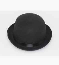 Dieser 5" High-Crown- Deluxe- Derby aus Filz mit innenliegendem Größenband rundet jedes formelle Outfit oder Kostüm ab. Perfekt für formelle Anlässe, Abschlussbälle, Steampunk, Clockwork Orange, Theaterproduktionen, Halloween, Charlie Chaplin, Cosplay, Viktorianisch/Steampunk, Tanzeinlagen und mehr! Andere Kostüme und Accessoires werden auf unserer Seite separat verkauft – je nach Verfügbarkeit. Wird in Einheitsgröße geliefert und passt den meisten Erwachsenen und Teenagern, ist aber aufgrund des innenliegenden Größenbands flexibel. Black Felt Hat With Flat Crown For Formal Occasion, Black Flat Crown Felt Hat For Formal Occasions, Black Formal Felt Hat With Flat Crown, Classic Black Mini Hats For Party, Black High Crown Costume Hat For Formal Occasions, Black High Crown Hat For Formal Occasions, Formal Black High Crown Costume Hat, Formal Black Mini Hat With High Crown, Formal Black High Crown Mini Hat