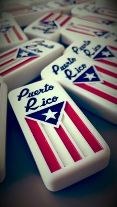 several pieces of white plastic with red, white and blue stars on them that say puerto rica