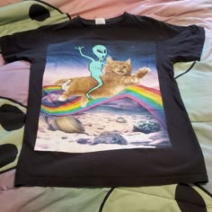 Short Sleeve Space Alien & Cat On A Rainbow Tee Shirt. Size Small, Never Worn. I Already Had This Shirt And Someone Gave Me One As A Gift. Never Worn. Black Background And The Back Of The Shirt Is Blank. Space Grunge Outfits, Cat Shirt, Scene Shirts, Alien Clothes, Alien Shirt, Space Grunge, Rainbow Tee, Galaxy Cat, Space Aliens