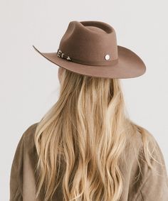 Dean was made to fill a women's western hat dreams. Featuring a pinched crown + a natural mid-length brim with an attached tonal leather band + silver buckle detailing, this classic cowboy hat was made to seamlessly be incorporated into your closet. From a first-time western hat wearer to expert, Dean fits the mold as a timeless style cowgirl hat with a touch of modern refinement, made for the city to the countryside. Men Hats Styles, Womens Western Hats, Classic Cowboy, Western Hat, Travel Hat, Cowgirl Hat, Timeless Classic Style, Western Hats, Cowgirl Hats