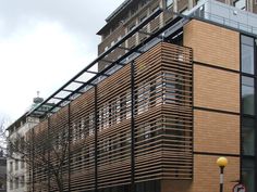 brise-soleil en terre cuite UCL LONDON Moeding Keramikfassaden Ucl London, Solar Shading, Solar Shades, Exterior Cladding, Wooden Slats