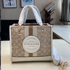 new white Dempsey canvas Field Tote 22 vertical small tote shopping bag, small, cute and practical, white first-layer twig cowhide with classic logo cloth, exquisite handwork...

 Size: 22*21*12cm. Music Bag, Coach Tote Bag, Lv Purse, Lv Shoes, Mini Bucket Bags, Coach Tote, Lv Belt, Lv Handbags, Lv Wallet