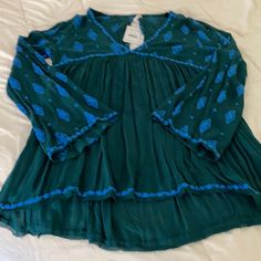 Free People Boho Style Top. Beautiful Blue-Dark Green Bohemian Top With Keyhole Back, High-Low Style. Size Medium Nwt. Blue Tunic Tops For Fall, Spring V-neck Top With Unlined Sleeves, Blue Tunic Blouse For Fall, Blue Fall Vacation Top, Wide Sleeve Top, Crochet Bell Sleeve, Boho Style Tops, Bohemian Top, Boho Beautiful