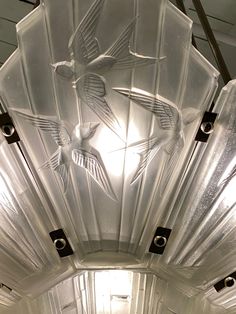 there are many lights in the room that have birds on them