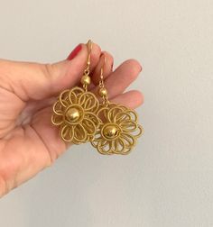 Magnificent eyecatching large gold tone dangle earrrings with wire wrapped flowers. Era wire hooks. Full Length: 5,5 cm (2.5 inch) Size of the flowers Ø: 3,5 cm (1.2 inch) Total Weight: 24 g Very Good Vintage Condition. PLEASE NOTE! Matching Necklace here: https://www.etsy.com/se-en/listing/1656196829 Vintage Gold Earrings With Flower Charm, Gold Metal Earrings With Flower Charm, Gold Metal Flower Drop Earrings, Gold Metal Drop Flower Earrings, Gold Dangle Flower Earrings For Spring, Gold Brass Earrings With Flower Charm, Spring Gold Metal Flower Earrings, Spring Gold Flower Earrings, Gold Metal Flower Charm Earrings