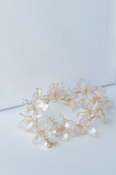 Step into your fairy-tale moment with our enchanting Elara hair vine, inspired by the ethereal beauty of Jasmine blossom. Symbolizing the start of a new chapter in your life, this exquisite accessory combines timeless elegance with a lively, cute charm. Delicately adorned with shimmering crystals pearls, it weaves gracefully through your hair, adding a touch of magical splendor to your bridal ensemble. This hair vine captures the essence of romance and joy, making you feel like the princess you' Pearl Wedding Accessories, Pearl Hair Accessories, Floral Hair Vine, Jasmine Bridal, Wedding Jewelry Set, Bridal Hair Vine, Hair Jewelry Wedding, Bridal Hair Pins, Hair Vine