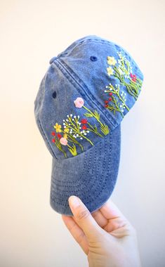 Hand embroidered vintage style hat, unstructured headband, with preformed visor, ventilation grommets. Adjustable with brass effect buckle. Color: Vintage Denim Design: Hand Embroidered flowers. Cap size (head circumference): 55-67cm; Fabric: 100% brushed washed cotton. Sewing Felt, Bone Bordado, Vintage Style Hat, Basic Embroidery, Pretty Hats, Colorful Hat, Hand Embroidered Flowers, Basic Embroidery Stitches, Floral Hat