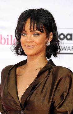 How adorable is Rihanna's bob haircut? For more hairstyle trends to copy, check out the blog! Bangs Black Women, Langer Pony, Low Maintenance Short Haircut, Hannah Simone, Stacy Martin, Rihanna Hairstyles, Bob With Bangs, Slicked Back Hair