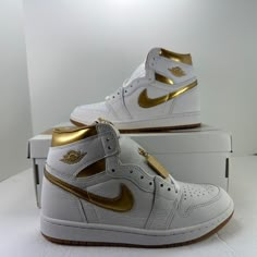 Nike Air Jordan 1 Retro Hi Og All Sneakers Are Brand New And 100% Authentic Box May Include Damages Such As Rips,Tears,Stains Style #: Fd2596-107 Color: White/Metallic Gold Condition: New With Box. 100% Authentic Guaranteed Quince Heels, Nike Air Force 2, Custom Jordan Shoes, Popular Nike Shoes, Off White Jordan 1, Shoe Hacks, Pretty Sneakers, Shoes Streetwear, Nike Fashion Shoes