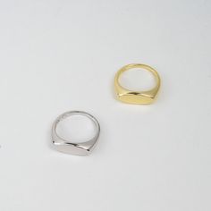 High-quality signet ring made of 925 sterling silver, and then we use a very thick plating of 14k Gold or Rhodium. Make a statement with this ring! Made of 925 Sterling Silver THICK plating of 14k Gold or Rhodium Available in sizes 4-10 Nickel-free & hypoallergenic Layering Diamond Necklaces, Minimal Ring, Silver Signet Ring, Delicate Earrings, Ring Size Guide, Formal Attire, Modern Aesthetic, Wedding Bracelet, Chain Earrings