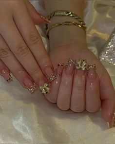 Short nails woth gold bow and diamonds Gold Bow On Nails, Short Gold Nails Ideas, Short Nails Diamonds, Golden Birthday Nail Ideas, Alabama Barker Nails, French Bow Nails, Short Acrylic Nails With Gems, Gold Bow Nails, Short Nails With Gold