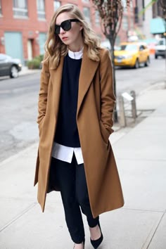 deep camel & tidy tailoring. #CarolinaEngman in NYC. #FashionSquad Mantel Styling, Camel Coat Outfit, Stylish Winter Coats, Classic Coats, Outfit Trends, Camel Coat, Coat Outfits, Fashion Mode