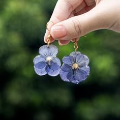 Handmade Pressed Flower Resin Earrings - A Unique Gift for Sisters, Female Friends, Girlfriends, Family, Lovers, Daughters, Wives, Mothers, and More Product Features: Materials: Resin, Dried Flowers, Medical-Grade Stainless Steel Hooks Design: Each pair of earrings contains real pressed flowers, showcasing the beauty of nature. Due to the handmade nature of the product, there may be slight variations, but the overall design will remain consistent with the images. Perfect Packaging: Each pair is beautifully packaged in a gift box, ready for gifting and adding a special touch to any occasion. Shipping & Delivery: Free Worldwide Shipping Your order will be carefully packaged and shipped worldwide, with an estimated delivery time of 3-15 business days, depending on your location. Why Choose Ha How To Make Resin Flower Jewelry, Resin Art Earrings, Resin Flower Earrings, Resin Dried Flowers, Dried Flower Resin, Unique Gifts For Sister, Pressed Flower Resin, How To Make Resin, Flower Resin Jewelry