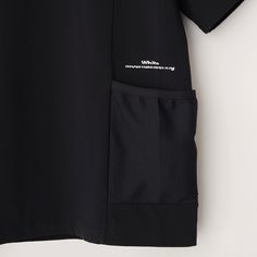 ・サイドに大きなメッシュポケットを配備した切り替えTシャツ。・細番手の糸をハイゲージで編み込んだ生地を使用。・ポリウレタンによる優れたストレッチ性。・程よいリラックスシルエット。着用モデル H：180cm 着用サイズ：2 Black Sporty T-shirt With Pockets, Sports Tops With Pockets And Crew Neck, Black Crew Neck T-shirt With Side Pockets, Black Streetwear Top With Side Pockets, Black Sports Top With Pockets, Black Tops With Side Pockets For Streetwear, Sporty Short Sleeve Tops With Side Pockets, Sporty Crew Neck Top With Side Pockets, Black Sporty Tops With Pockets