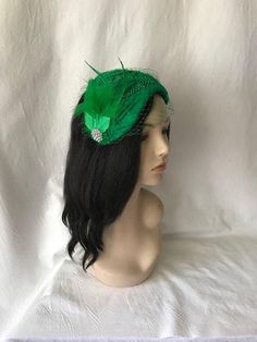 Perfect time for Wedding look, This is a classy vintage inspired 1950s - 1960s Green half hat with a modern touch perfect as a bridal fascinator hat, wedding hat, tea party hat, church hat or any other special occasion. This is a green felt headpiece create by hand and has a wire base that can fit any head size comfortably. WHAT MAKES THIS SO UNIQUE I form each piece while on my head to see how it fits and looks and then take it off and hand sew each piece. I design it to wear both ways so there Flapper Style Fascinator For Vintage Events, Gatsby Style Hat For Vintage Events, Vintage Gatsby Style Hat Headpiece, Flapper Style Mini Hats For Kentucky Derby Evening, Fitted Gatsby Hat Headpiece, Fitted Gatsby Style Hat Headpiece, Flapper Style Fascinator For Kentucky Derby Evening, Flapper Style Evening Fascinator For Kentucky Derby, Flapper-style Hat For Vintage Events