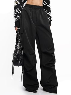 These cargo pants provide a loose fit that's perfect for street wear fashionistas. Featuring an elastic waist, they offer maximum comfort and a stylish look. Made of breathable fabric, they're great for all-day wear. Black Cargo Pants Women, Full Length Pants, Modern Womens Fashion, Black Cargo Pants, Female Clothing, Black Cargo, Straight Trousers, Pants Casual, Cargo Pants Women