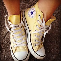 You know what I want? Yellow Converse hightops Yellow Converse, Baskets Converse, Converse Outfits, Sneaker Outfits, Sneaker Trend, Streetwear Mode, Outfits With Converse, Yellow Shoes