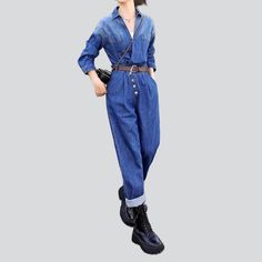 Make a bold style statement with our V-neck. baggy. 90s-style denim overalls from the 2023 Spring-Summer Collection! Featuring a medium wash and classic buttoned closure. these are the perfect way to channel the grunge-chic look of the '90s.Key Highlights: Grunge-Chic Vibe: Capture the essence of the iconic '90s grunge-chic movement with these classic overalls. Baggy & Buttoned: Comfortably baggy and secured with a classic buttoned closure. these overalls promise you undeniable ease and style. M 90s Vogue, Overalls Baggy, Grunge Chic, Classic American Style, Denim Patterns, Denim Overalls, Dark Wash Denim, New Wardrobe, Denim Outfit