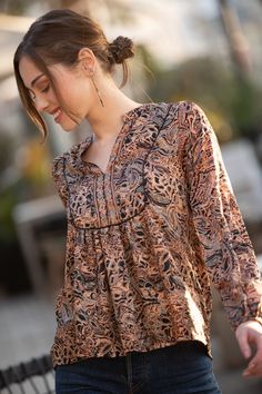 "Boho Chic Ethnic Puffed Sleeves Loose Top for Women, Urban Casual Long Sleeves Paisley Print Blouse This beautiful boho-chic blouse is a hit! It is loose and has a nice soft feeling, with a trendy comfy cut, so chic. A great casual look, just effortless beauty. Match it with jeans and any shoes / flip flops/boots - and you got a perfect style! Color: Paisley print Also available in other colors! Sizing: XS, S, M, L Size XS Petite: Bust- 32.5\" / 83 cm Length - 22.5\" \"/ 57 cm Size S: Bust- 36\ Bohemian Long Sleeve Blouse With Abstract Print, Bohemian Long Sleeve Ikat Print Blouse, Long Sleeve Bohemian Ikat Print Blouse, Patterned Peasant Blouse, Bohemian Schick, Shoes Flip Flops, Gold Maxi Dress, Paisley Print Blouse, Boho Style Outfits