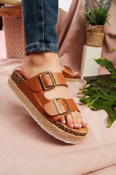 Inspired Birkenstock Two Strap Platform Sandal | Bella Lucca Boutique Platform Espadrilles Outfit, Buckle Sandals Outfit, Flatform Sandals Outfit, Fall In Texas, Espadrilles Outfit, Sandals Outfit Summer, Comfortable Leather Sandals, Texas Weather, W Outfits