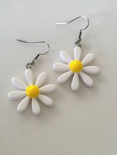 White Daisy Acrylic Flower Dangle Earrings  Handmade Using high quality Acrylic and Stainless steel. Size: 5 cm long, 3 cm wide. Yellow Daisy Flower, Holiday Party Fashion, Flower Acrylic, Acrylic Flower, Yellow Daisy, Acrylic Flowers, White Daisy, Handmade Jewelry Gift, Jewellery Gift