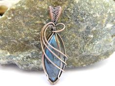 You will receive  Labradorite Wire wrappe pendant .Stone :Labradorite Pendant Size: .56mmlongMany thanks for you visit my store ♥ if you have any question please contact us.For wholesale Price Please Convo me.You can order different items as many you like . Shells Craft, Wire Jewelry Patterns, Wire Wrap Cabochon, Wire Wrapped Stone Jewelry, Stone Bead Jewelry, Wire Wrap Jewelry Designs, Crystal Bead Jewelry, Wrapping Jewelry, Wire Wrapped Jewelry Diy