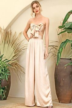 Silky Strapless Tie Front High Waisted Wide Leg Nude Two Piece Pants Set Make a bold statement! Perfect for a night out on the town in this two-piece pant set offers super chick style, Featuring wide-leg pants and a bandeau crop top. A strapless tie front bandeau crop top bow knots in the center, that lets you show plenty of skin and a pair of matching high waist palazzo pants with wide legs that create a gorgeous silhouette. Pair it with strappy heels for a great head-to-toe look! High waist pa Color Carne, Bandeau Crop Top, Off Shoulder Jumpsuit, Two Piece Jumpsuit, Maxi Tops, Party Kleidung, Two Piece Pants Set, Mini Robes, Maxi Robes